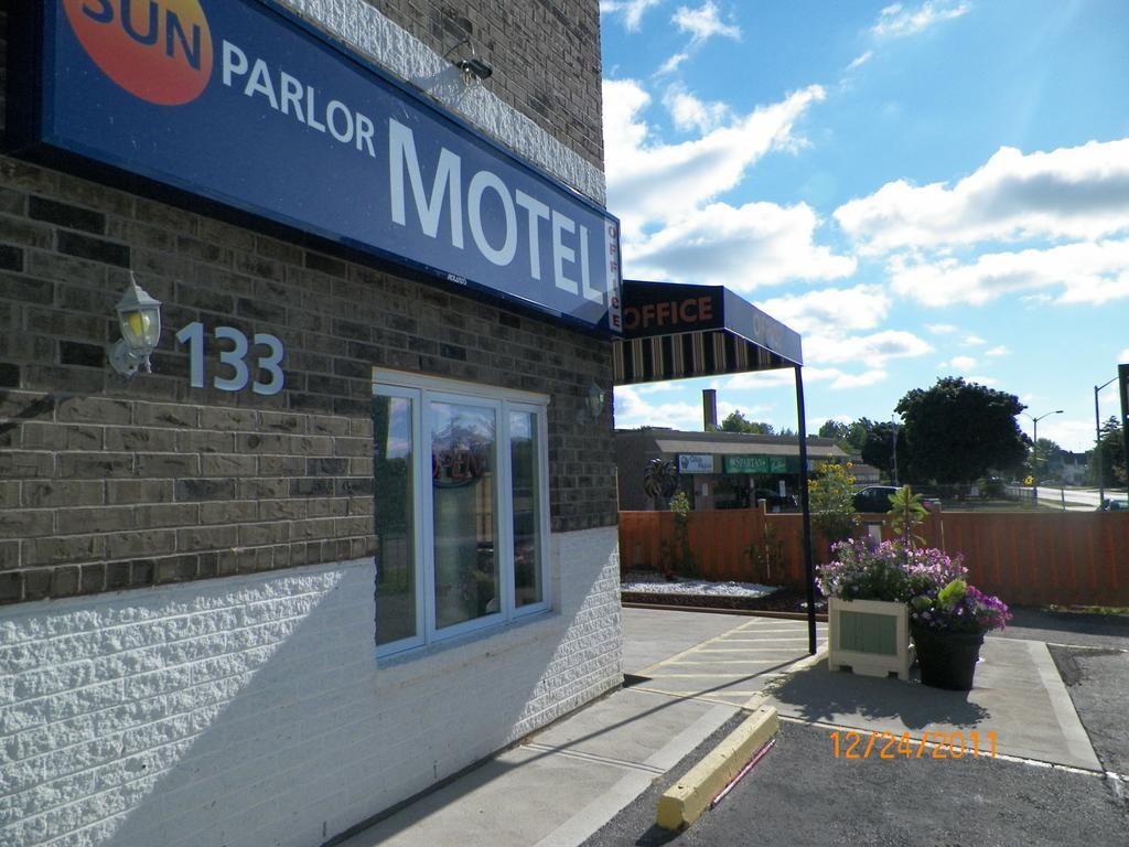 Sunparlor Motel Leamington Esterno foto